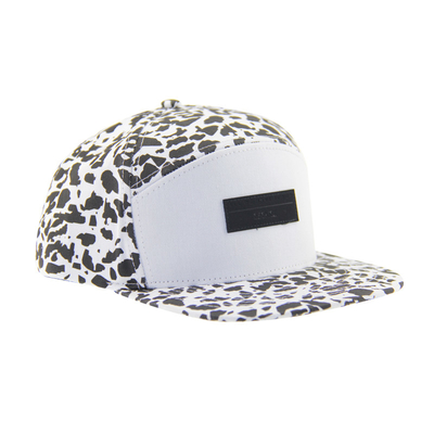 Fashion Allover Print 5 Panel Camp Caps Met Leer Patch Embossed Logo Aan De Voorzijde