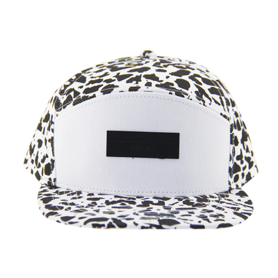 Fashion Allover Print 5 Panel Camp Caps Met Leer Patch Embossed Logo Aan De Voorzijde