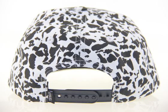 Fashion Allover Print 5 Panel Camp Caps Met Leer Patch Embossed Logo Aan De Voorzijde