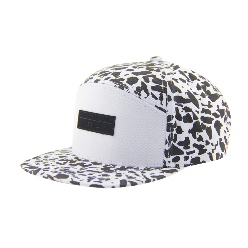 Fashion Allover Print 5 Panel Camp Caps Met Leer Patch Embossed Logo Aan De Voorzijde